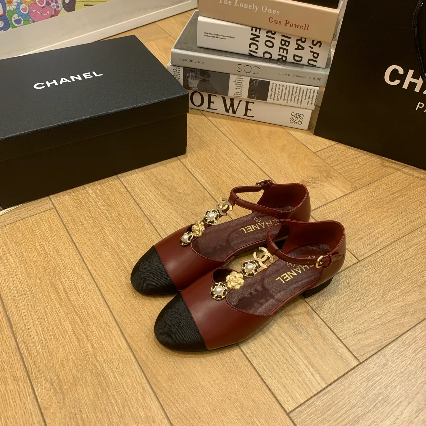 💕💕Factory direct selling price p520💕💕 🍀Purchase level CHANEL Xiaoxiang 25ss early spring new model Mary Jane shoes, retro French elegance, full of high-end sense Fragrant granny diamond hollow Mary Jane sandals, a pair of very popular sandals recently! The exposed-leg design directly lengthens your legs! Very white fairy style. A complete interpretation of French romance! The fabric is imported cowhide, and the lining is sheepskin. It is soft and delicate, and the foot feels 100% comfortable. It is beautiful and ultra-feminine at the same time. Italian leather outsole Size: #35-41 (40-41 custom-made, non-refundable) 👉